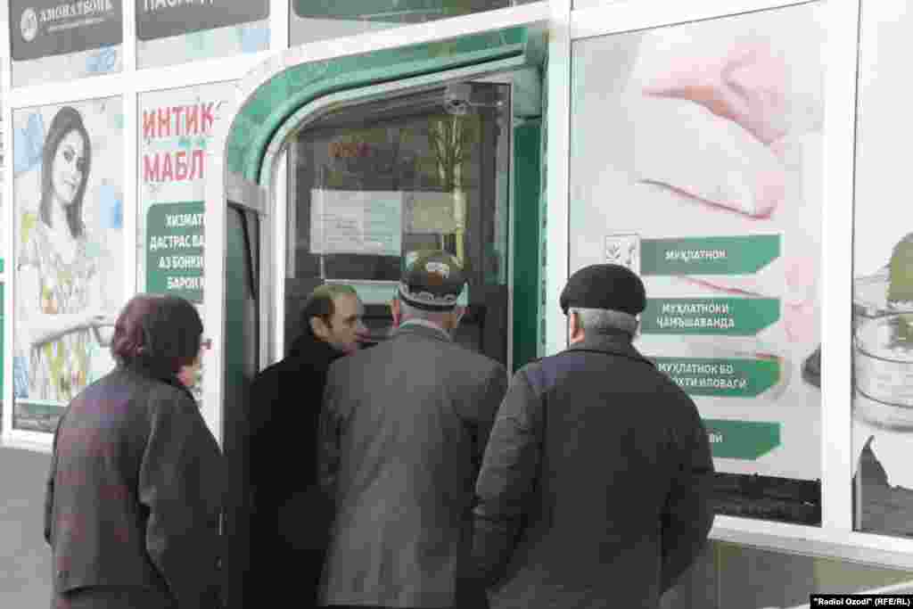 Хабарнигори радиои Озодӣ мегӯяд, дигар навбатпоиҳо дар назди банкоматҳо мушоҳида намешавад 