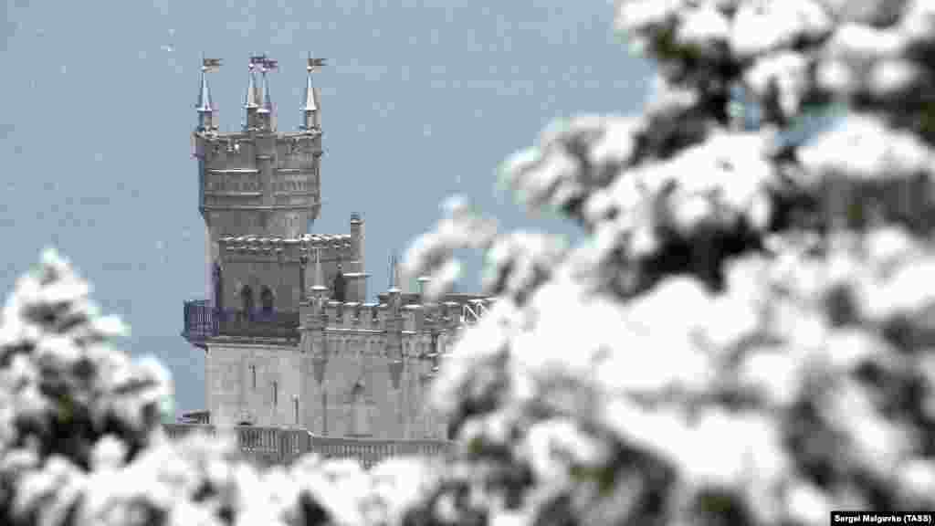 25 листопада 2020 російська влада відкрила замок після «реставрації». «Ластівчине гніздо» входить у число об'єктів культурної спадщини України. Палац внесений до Державного реєстру нерухомих пам'яток і охороняється українськими законами. Міністерство культури України вважає дії російської влади півострова щодо об'єктів культурної спадщини незаконними