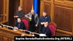 Члени владної фракції «Слуга народу» зранку 7 лютого чергують біля трибуни та президії Верховної Ради