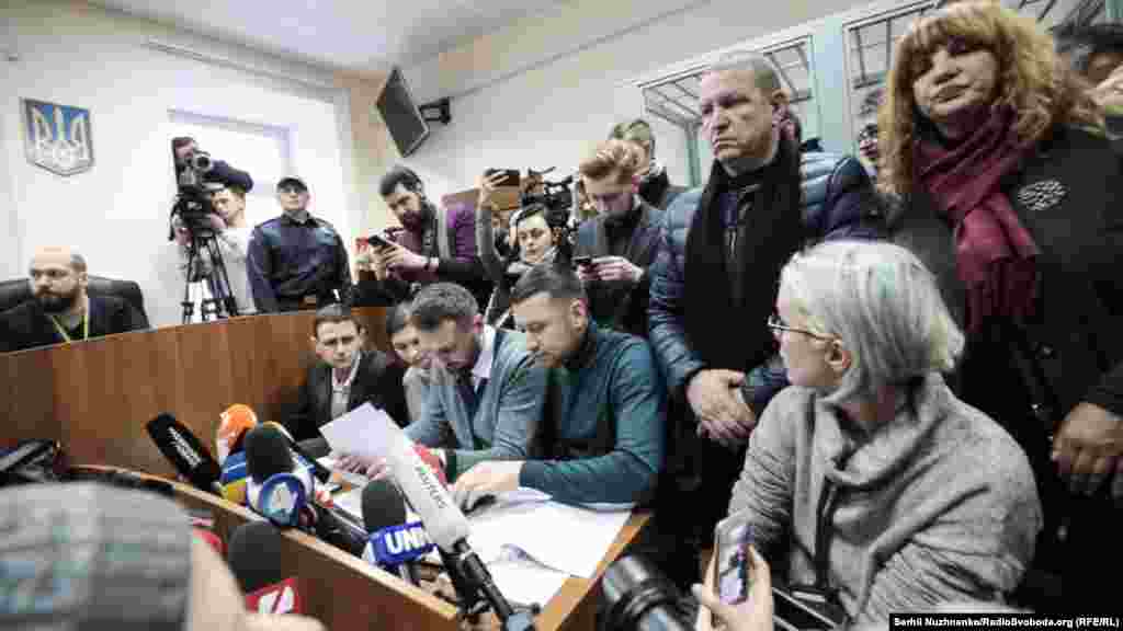 Серед присутніх на судовому засіданні народна депутатка від «Європейської солідарності», медик-волонтерка Яна Зінкевич. Раніше 13 грудня Зінкевич опублікувала довідку, яка «підтверджує перебування Яни в АТО на момент вбивства Шеремета»