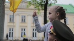 Державний прапор у Львові підняла юна жителька Луганська Державний прапор у Львові підняла юна жителька Луганська