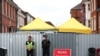 Ofițerii de poliție stau în afara străzii unde a locuit Dawn Sturgess, înainte de a muri după ce a fost expusă agentului chimic Novichok, în Salisbury, Marea Britanie, 19 iulie 2018.