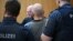 Inculpatul Dieter S. este escortat la tribunal, în München, Germania, 20 mai 2025