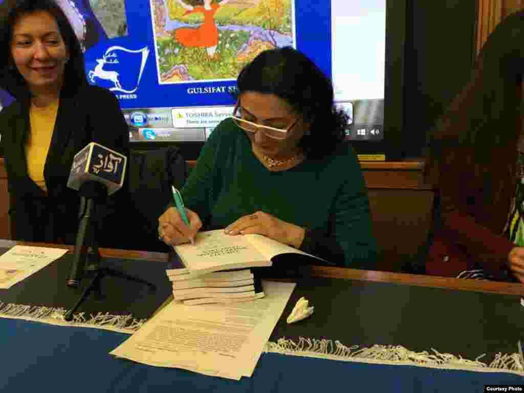 Гулсифат Шаҳидӣ  - ҳамсари Толиб Шаҳидӣ журналист ва нависанда мебошад 