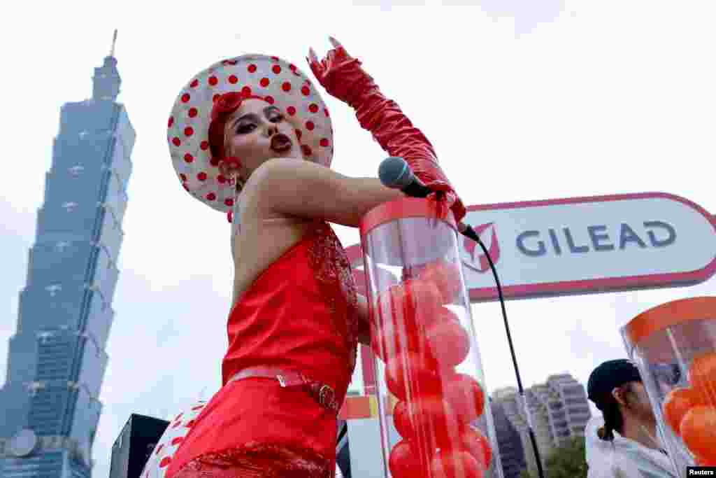 Человек участвует в ежегодном параде "Тайваньская гордость" в Тайбэе, Тайвань, 25 октября 2025 года. REUTERS/Ann Wang