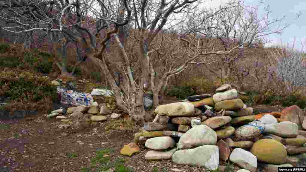 «Дикий» летний лагерь в балке безымянного ручья у подножия горы Кастель. Сама Кастель, как и более известная ее соседка Аю-Даг, – лакколит, то есть необразовавшийся вулкан в виде холма с ядром магмы внутри