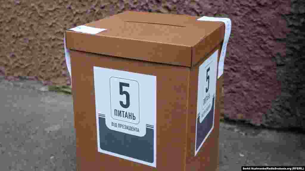 За повідомленням Радіо Свобода, до поліції починають надходити скарги на проведення опитування, ініційованого президентом України Володимиром Зеленським. Однак міністр внутрішніх справ Арсен Аваков сьогодні повторив своє твердження про те, що опитування, які проводяться поза виборчою дільницею після голосування, не суперечать закону України