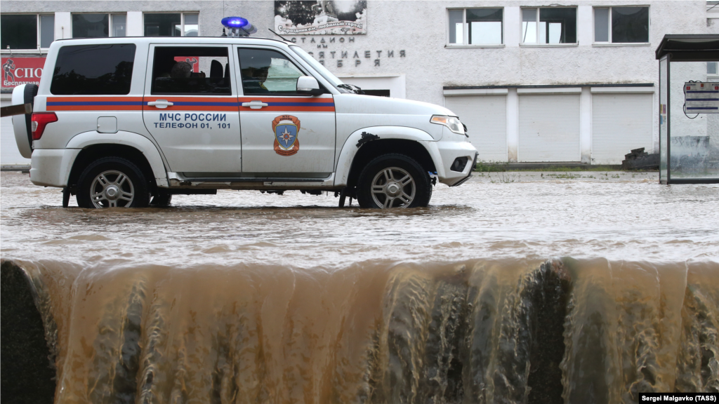 Местные российские власти заявили Путину во время доклада по видеосвязи 14 августа, что речки были «забиты мусором»