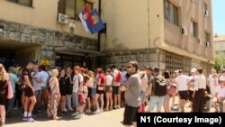 Protest în fața unei secții de poliție din Belgrad, unde era deținut un protestatar, pe 29 iunie 2025.