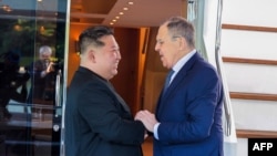 Lideri i Koresë së Veriut, Kim Jong Un me ministrin e Jashtëm rus, Sergei Lavrov në Vonsan, qytet koreanoverior.