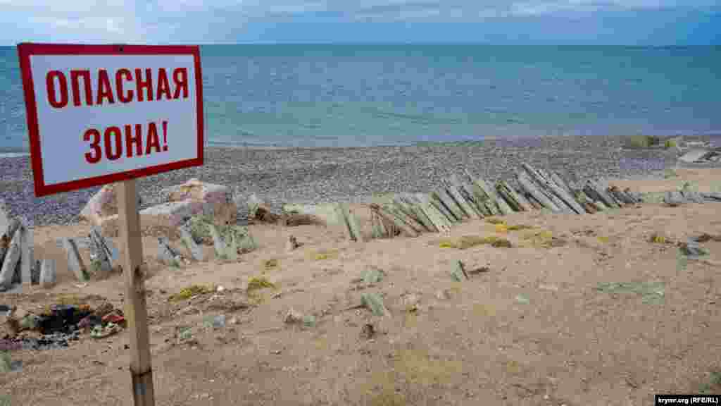 Пляжная зона опасно «ощетинилась» бетонными столбиками, которые, как правило, использовались на виноградниках