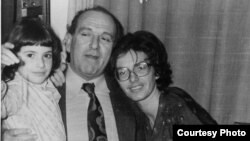 Disidentul Gheorghe „Babu” Ursu împreună cu familia. Trei decenii după Revoluție, un complet de judecată de la Înalta Curte de Casație și Justiție a României pune la îndoială calitatea de disident a celui ucis de Securitate.