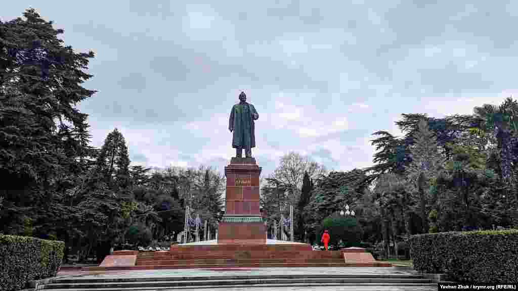 На мокрому після дощу пам'ятнику Леніну сидить голуб