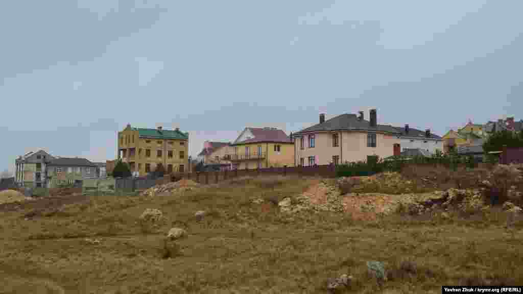 У верхів'ях балки Сарандінакі на схилах в різних місцях були сім сільських садиб античного часу, приблизно четвертого століття до нашої ери. Тепер на цих ділянках ведеться активне будівництво приватних будинків. У 2013 році під час розвідувальних розкопок були виявлені цілі приміщення зі сходами і комплексом кераміки першого століття нашої ери, що добре зберігся, але господар земельної ділянки поховав розкопки під власним городом