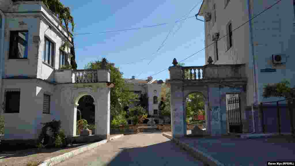 Місцева 80-річна жителька розповіла, що фонтан цей був побудований ще за царя, а працював, коли їй «років двадцять було, на початку шістдесятих». З її версією категорично не погодилася інша жінка, з якою вдалося поговорити трохи пізніше