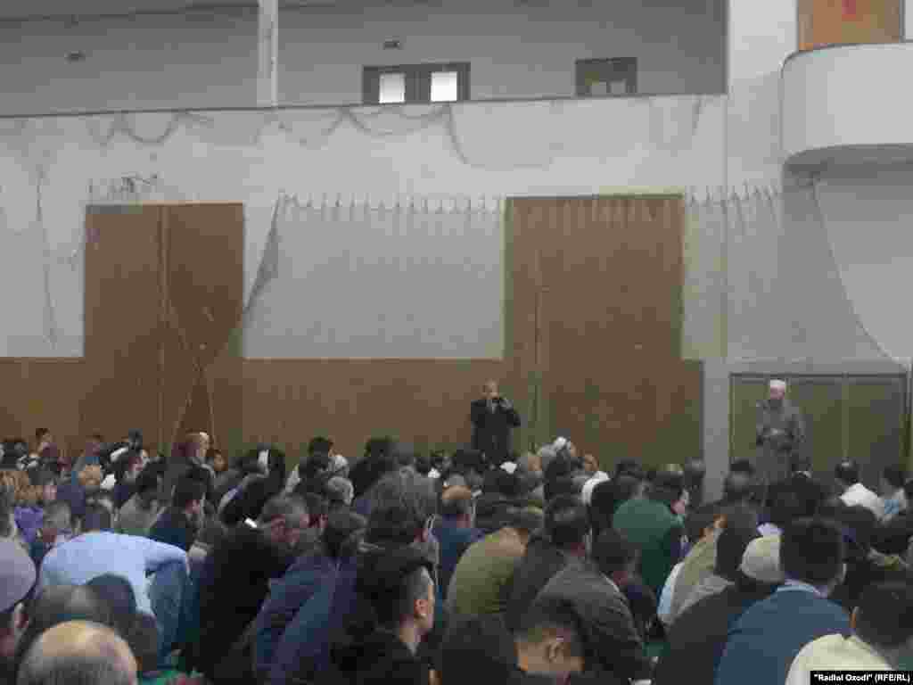 Намози ид дар варзишгоҳи "Сокол" дар Прага