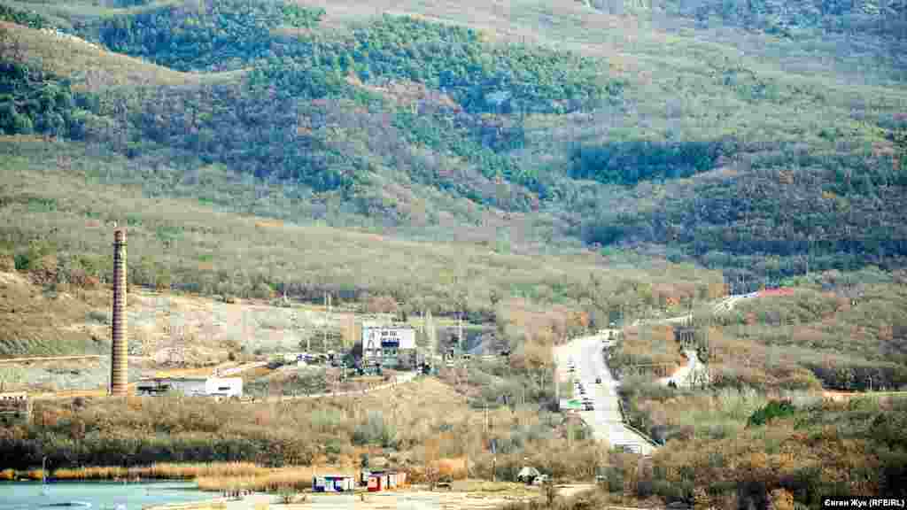 Вдалині видніється гора Мішень. Там розташовується колишній секретний об'єкт 221