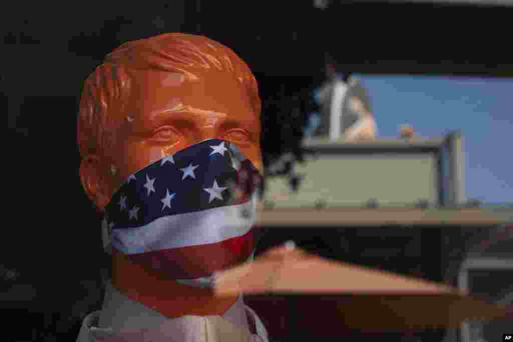 Манекен у захисній масці для обличчя в торговій точці Citadel Outlets в Комерце, Каліфорнія. Керівник штату Каліфорнія Гевін Ньюсом закликав каліфорнійців звернутися до своїх «найкращих ангелів» та використовувати здоровий глузд у святкові вихідні, одягнути захисні маски і пропустити традиційні зустрічі з родиною та друзями