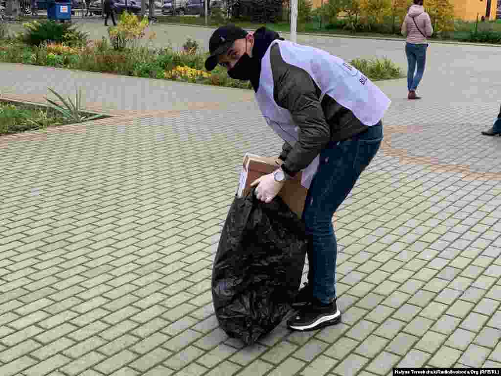 Інтерв'юер, який проводить опитування від президента Володимира Зеленського, поблизу виборчої дільниці у Львові