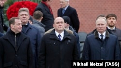 Колишній і чинний голови уряду Росії Дмитро Медведєв (л), Михайло Мішустін (ц), російський лідер Володимир Путін (п)