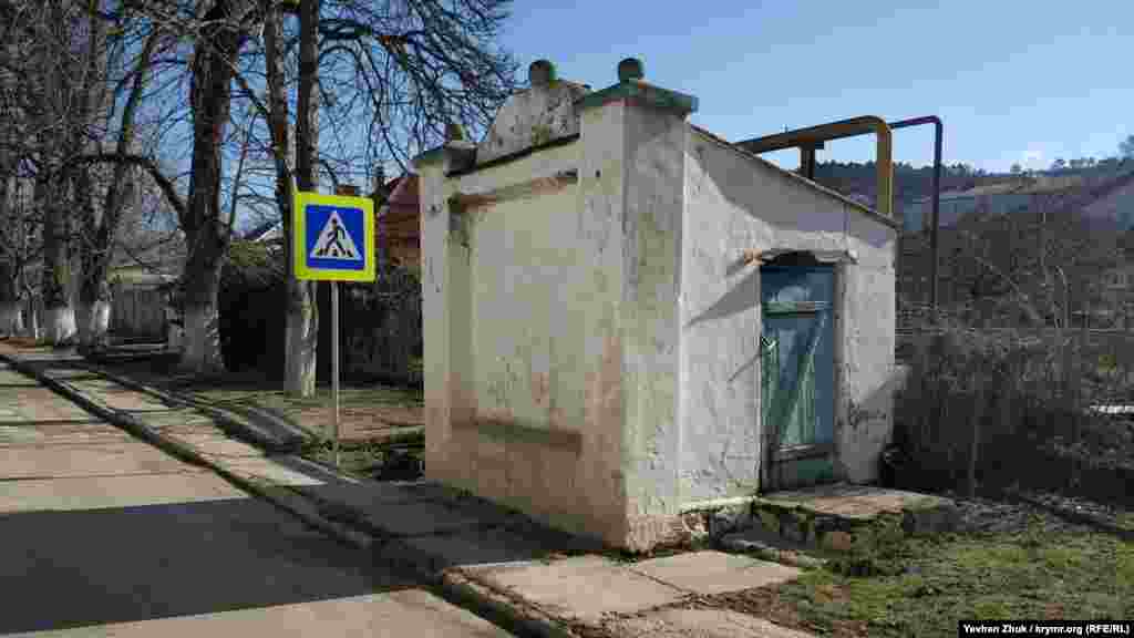 У сучасних довідниках садибу в Каштановому називають то садибою Бороздіних, то садибою Бороздіних-Давидових, забуваючи її справжнє ім'я – Сабли – від назви однойменної річки, правої притоки Альми. Село було перейменоване в Каштанове в 1958 році. На фото: «сарайчик» із ядрами навпроти головного будинку садиби