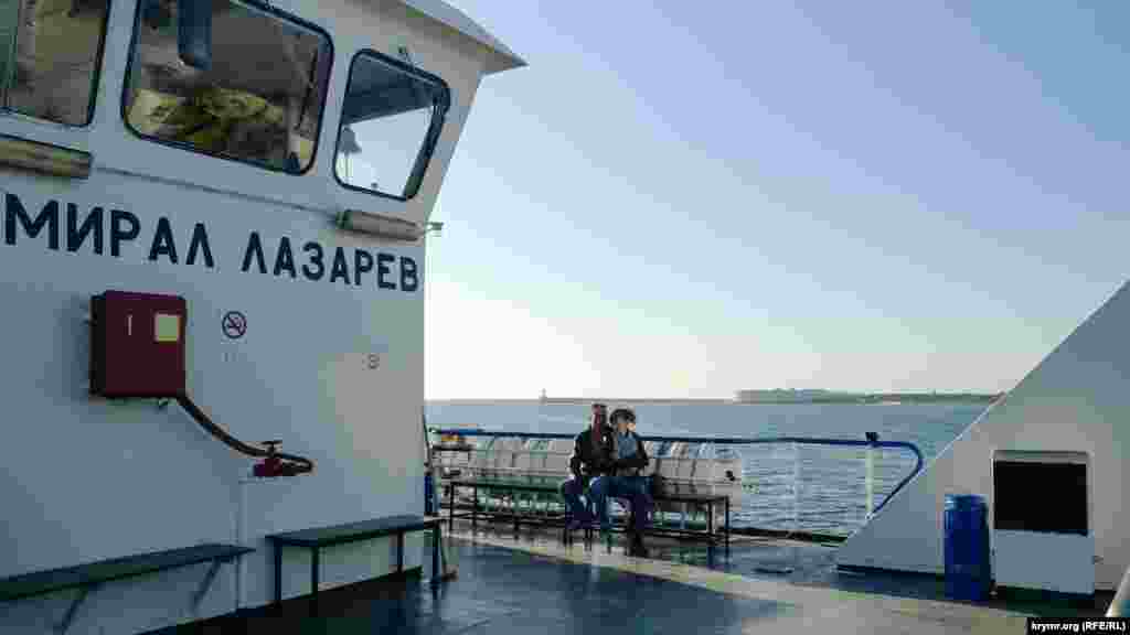 Пором «Адмирал Лазарев» курсує за маршрутом «Артбухта – Північна», переправляючи людей і автомобілі