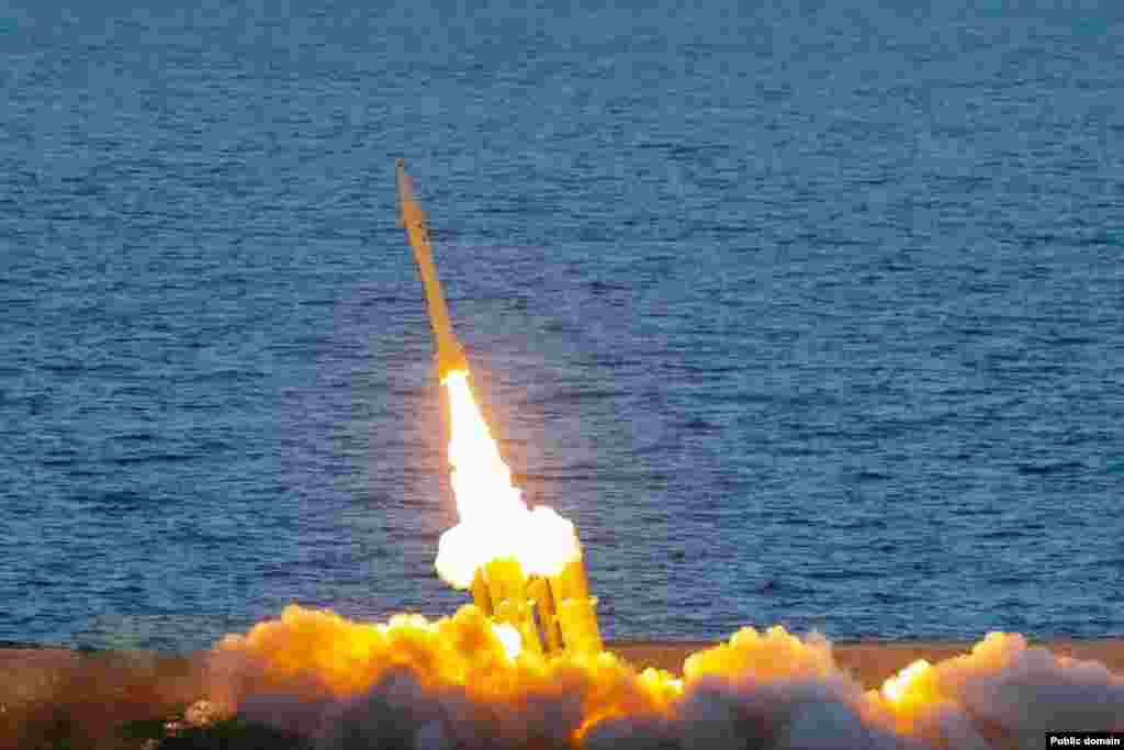 Запуск ракети Fath-360 під час військових навчань на півдні Ірану в листопаді 2022 року. Балістичну ракету малої дальності вперше представили на військовому параді в Тегерані в квітні 2022 року. Fath («Фатх») з перської означає «завоювання». Кожна ракета довжиною 5,2 метра може нести боєголовку вагою 150 кілограмів. Це приблизно втричі більше за бойову частину безпілотних літальних апаратів Shahed іранської розробки, які Росія вперше застосувала проти України у 2022 році