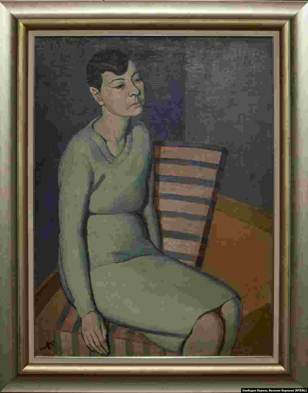 Кирил Цонев, "Жена със зелена рокля", 1929 г. Картината е рисувана в Германия и пренесена в България. През 20-те и 30-те години броят на вестниците и списанията, които се занимават с женска мода, рязко се увеличава.