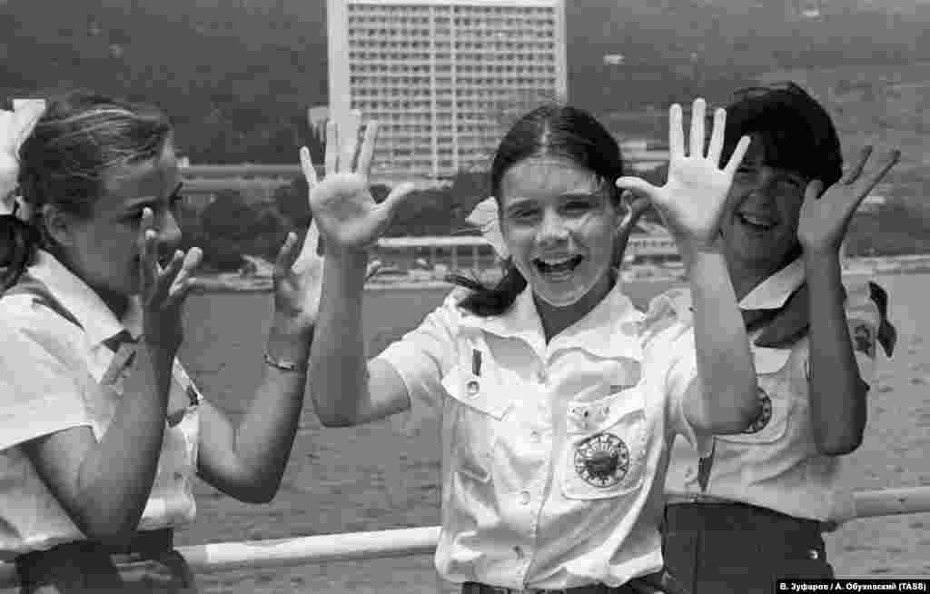 В июле 1983 года в «Артек» приехала школьница из американского штата Мэн Саманта Смит. Десятилетняя девочка была так взволнована возможной войной между СССР и США, что написала письмо генсеку Андропову. Тот ответил, что в Советском Союзе все хотят мира и позвал Саманту убедиться в этом лично. Летом 1983-го Саманта Смит вместе с родителями прилетела в Москву и провела в Союзе две насыщенные недели. Экскурсия в Кремль и мавзолей, встреча с Валентиной Терешковой, дворцы, театры, музеи, а между всем этим – три дня в «Артеке». На фото – американская школьница Саманта Смит во время прогулки на катере в «Артеке»