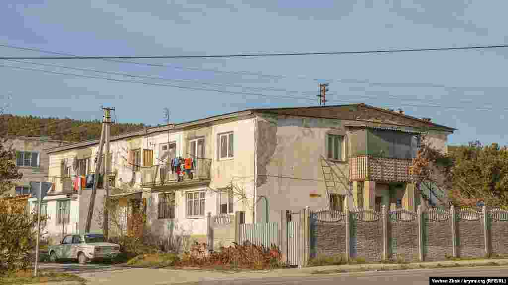 Однак зустрічаються і з двома поверхами: такі тут будував радгосп «Севастопольський», що існував з 1920-х років