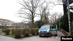 پولیس په هغه پارک کې ولاړ دي چېرې چې د چارشنبې په ورځ یو اته ویشت کلن افغان دوه تنه د چاقو په ګوزارونو ووژل 