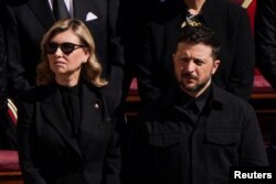 Zelenski sa suprugom Olenom na pogrebnoj misi papi Franji u Vatikanu, 26. april 2025.