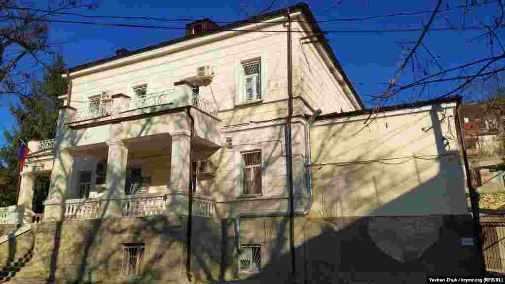 Під номером 2 на вулиці Герасима Рубцова – колишня будівля балаклавської міської управи, яка формує вигляд площі. Побудована у 1890 році на кошти генерал-майора Олександра Миколайовича Вітмера, військового історика, викладача академії генерального штабу, мецената. Їдучи на проживання до Ялти, Вітмер подарував свій будинок місту. На першому поверсі будівлі з 1896 року розташовувалася міська бібліотека, на другому – міська управа. За радянської влади будівля використовувалася в адміністративних цілях, при Україні в ньому розміщувався районний суд, зараз також суд, але вже російський