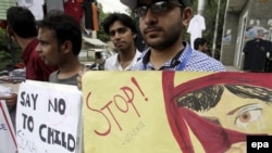 پاکستان کې پر ماشومانو د جنسي تشدد ضد مظاهرې هم شوې دي (د ۲۰۱۵ز کال انځور.)