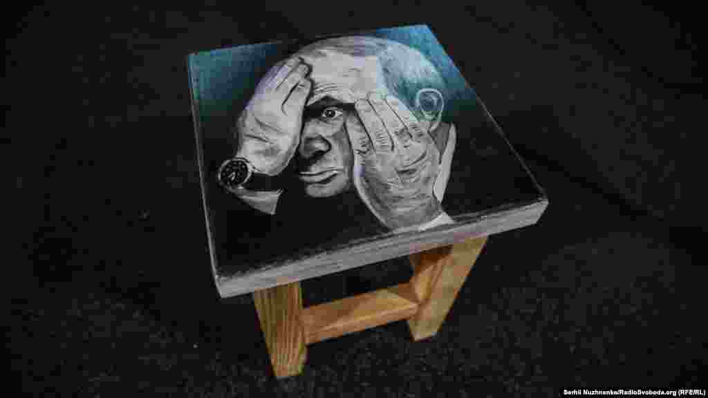 Один з лотів ‒ сувенірний табурет «А я сяду на Пуйла». Належить він майстрині розпису по дереву Юлії Шкварун