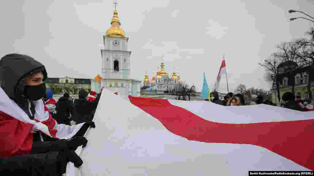 Учасники маршу пройшлись маршрутом Михайлівська площа – Володимирський пішохідний міст – Хрещатик – майдан Незалежності
