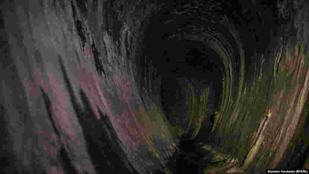 Яйцеподібний шахтний стовбур веде далі до історичного району Києва Татарка.