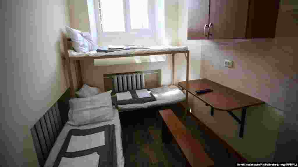 Але ключовою є площа. «Якщо ти перебуваєш два-три роки в приміщенні 2,5 квадратних метрів на особу і 5-6 квадратних метрів на особу, то це істотна різниця». У платній можна зайнятись спортом