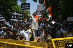Маніфестація індійських ультраправих націоналістів, які прямують із будівлі посольства Пакистану в Делі, 24 квітня 2025 року