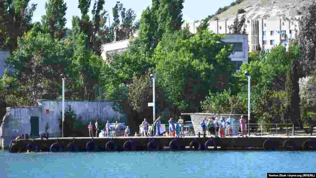 Люди на пасажирському причалі в Інкермані очікують на катер 