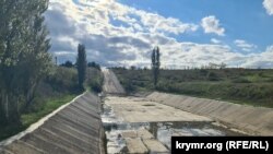 Обмелевшая река Биюк-Карасу ниже плотины Белогорского водохранилища. 20 октября 2025 года.