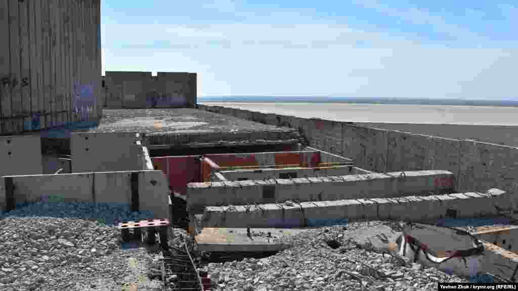 Втім, самому будинку енергоблоку це поки не загрожує – зробити це можна, тільки розбираючи його зверху вниз або методом підриву. При будівництві АЕС використовувався унікальний полярний датський кран "Kroll" K-10000