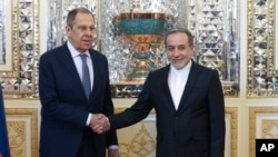 Міністр закордонних справ Росії Сергій Лавров (ліворуч) та міністр закордонних справ Ірану Аббас Аракчі під час зустрічі в Тегерані, Іран, 25 лютого 2025 року