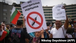 Consiprațiile și teama de necunoscut sunt universale. Aici, un protest organizat în Bulgaria, la Sofia, în mai 2020.