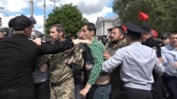 9 травня у Запоріжжі: червоні прапори, сутички та портрети героїв «Гри престолів» (відео) 9 травня у Запоріжжі: червоні прапори, сутички та портрети героїв «Гри престолів» (відео)