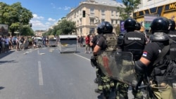 Demonstranti u Beogradu ne odustaju od blokada a ni policija da ih uklanja Demonstranti u Beogradu ne odustaju od blokada a ni policija da ih uklanja