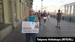 Участник одиночного пикета в поддержку крымских татар