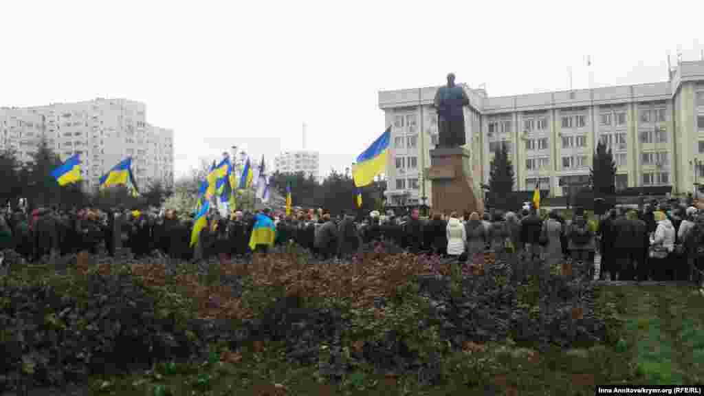 У Севастополі учасники святкового мітингу також зібралися біля пам'ятника Шевченку. Тут читали вірші, співали український гімн і говорили про неприпустимість військових дій. Через півгодини після початку заходу крім українських прапорів з'явилися російські, не обійшлося без сутичок. Але українські пісні ще звучали в той день в сквері імені Тараса Шевченка