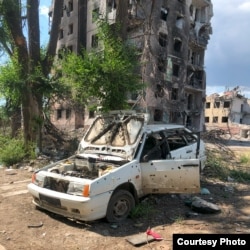 Зруновані вщент будівлі й автомобілі – типова картина для блокадного Маріуполя 2022 року. Російські військові розстрілювали будинки, школи і лікарні – про це свідчать місцеві жителі та численні фото й відео