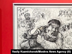 O schiță ce arată un soldat ucrainean rănit, în timp ce un soldat nord-coreean trage cuiul unei grenade.